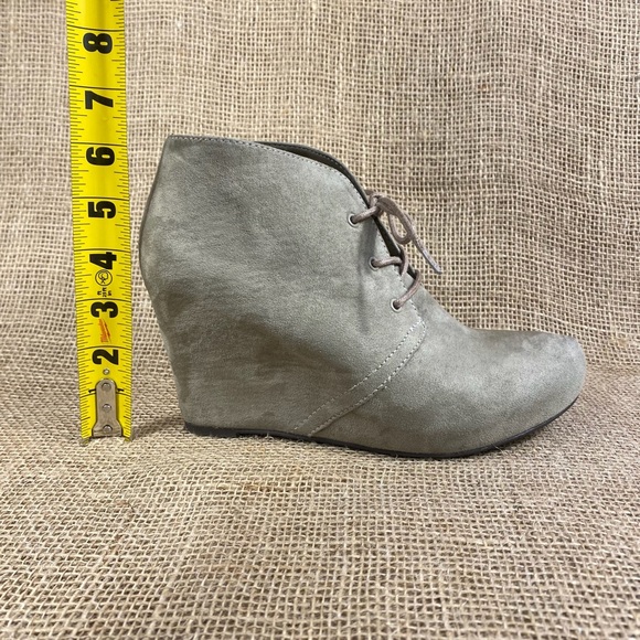 Women’s booties ankle boots wedges suede nubuck beige size 7.5 - Picture 5 of 9